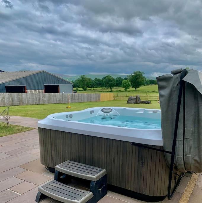 Coed Farm-Hot Tub-Sleeps 12-Near Brecon Villa Exterior photo