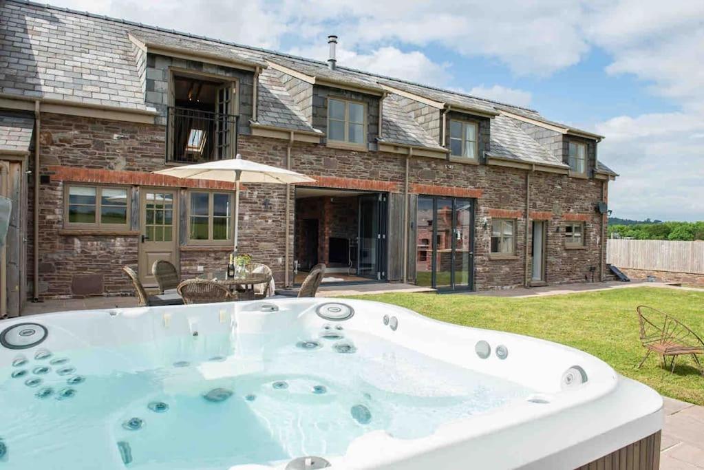 Coed Farm-Hot Tub-Sleeps 12-Near Brecon Villa Exterior photo