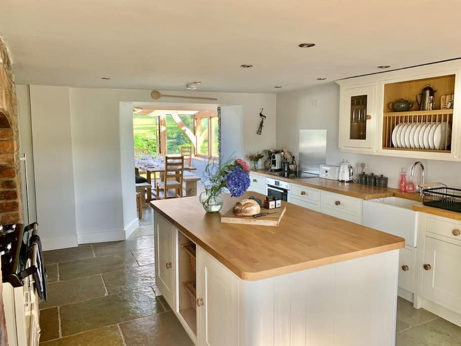 Coed Farm-Hot Tub-Sleeps 12-Near Brecon Villa Exterior photo