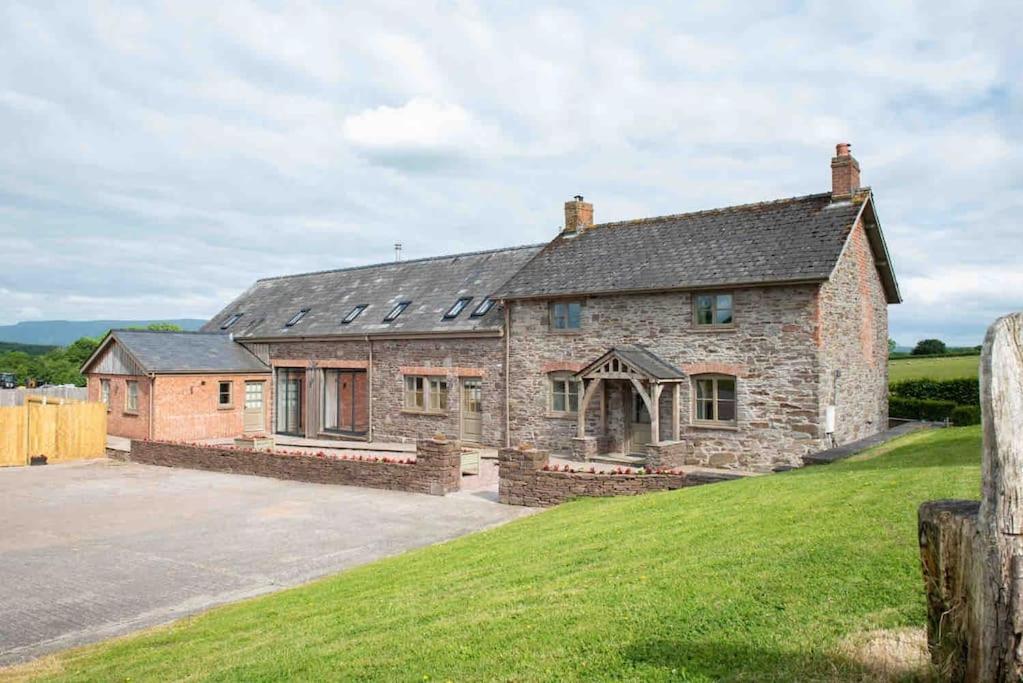 Coed Farm-Hot Tub-Sleeps 12-Near Brecon Villa Exterior photo